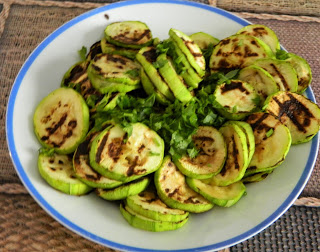 Salata de dovlecei la gratar cu branza de capra