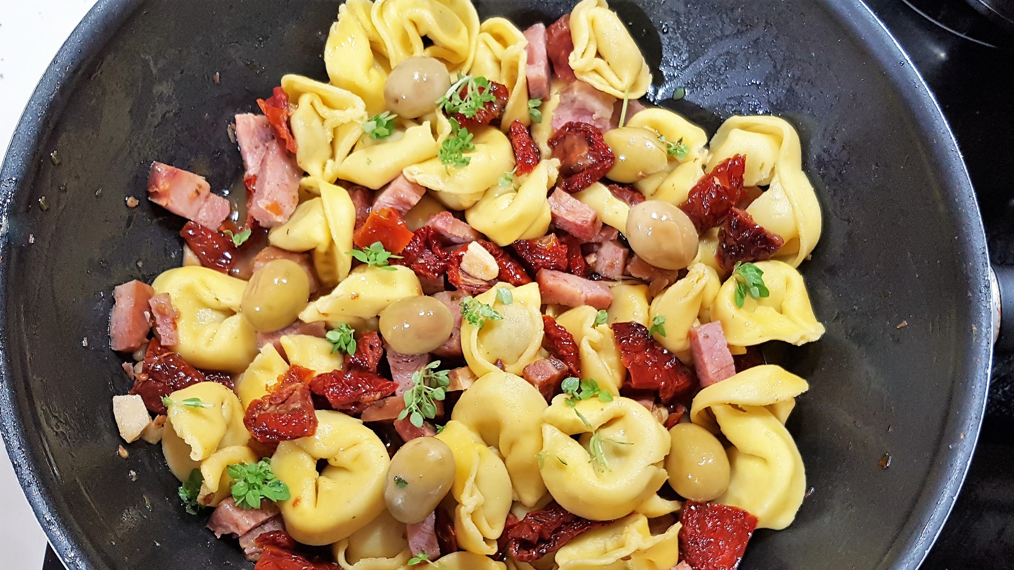 Tortellini cu sunca si rosii uscate