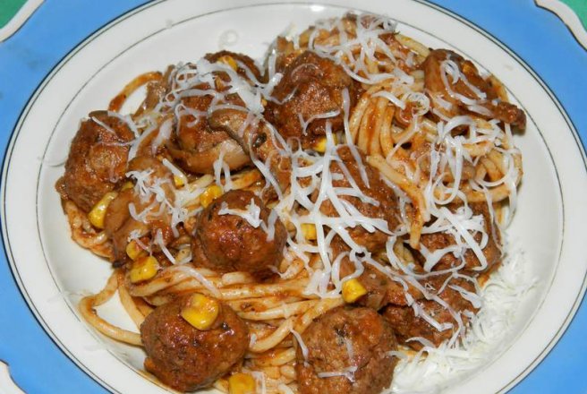 Spaghetti con le polpettine (spaghete cu chiftelute)