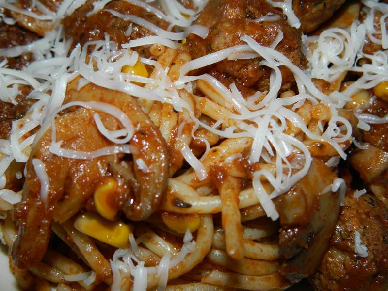 Spaghetti con le polpettine (spaghete cu chiftelute)