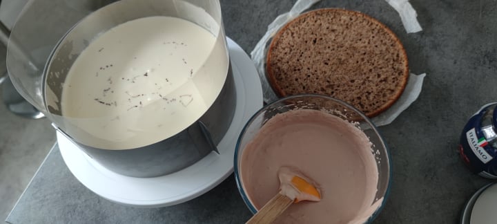 Desert prajitura (tort) cu blat banana bread, mousse de ciocolata alba si amarena