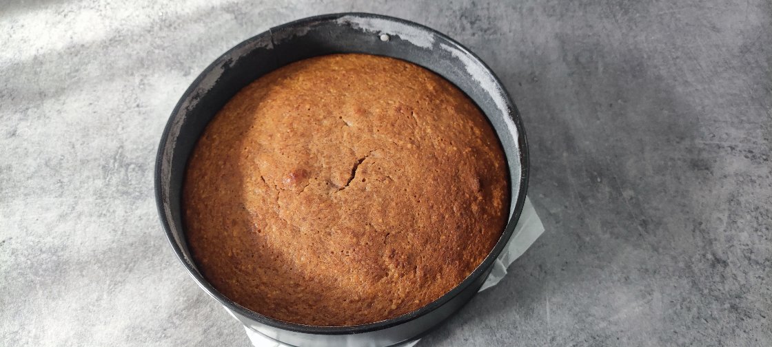 Desert prajitura (tort) cu blat banana bread, mousse de ciocolata alba si amarena