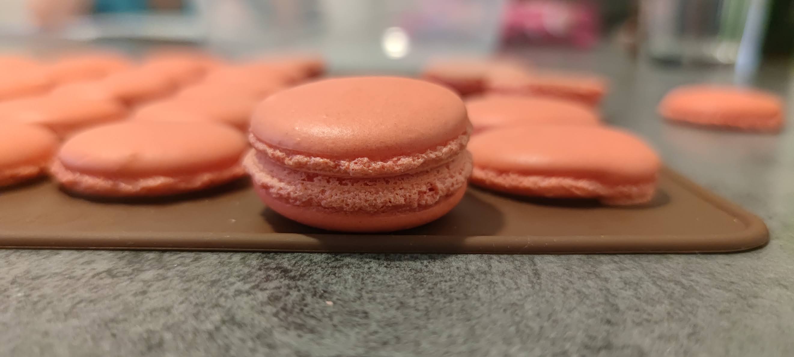 Desert macarons cu ganache de zmeura