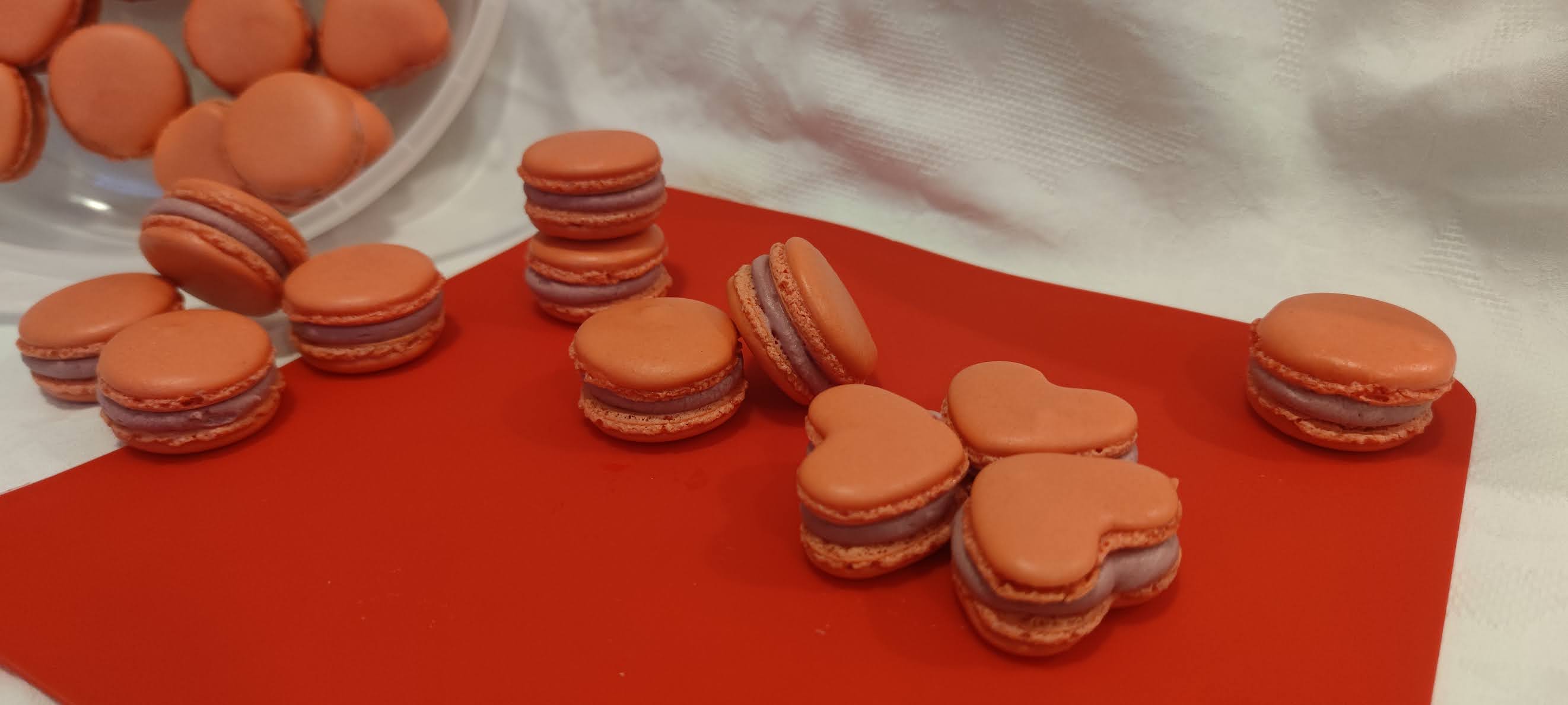 Desert macarons cu ganache de zmeura