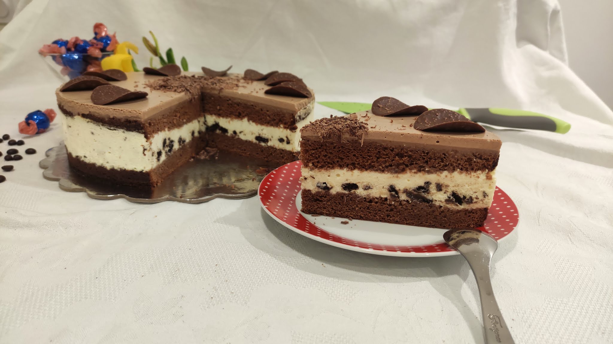 Desert tort cu blat din albusuri, mousse de oreo si cafea