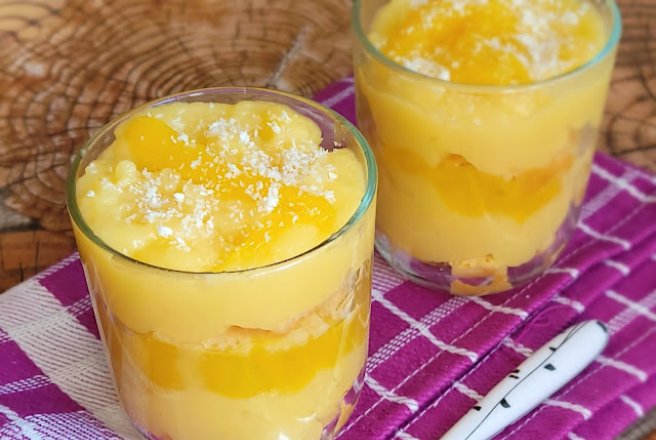 Desert la pahar cu cocos si mango