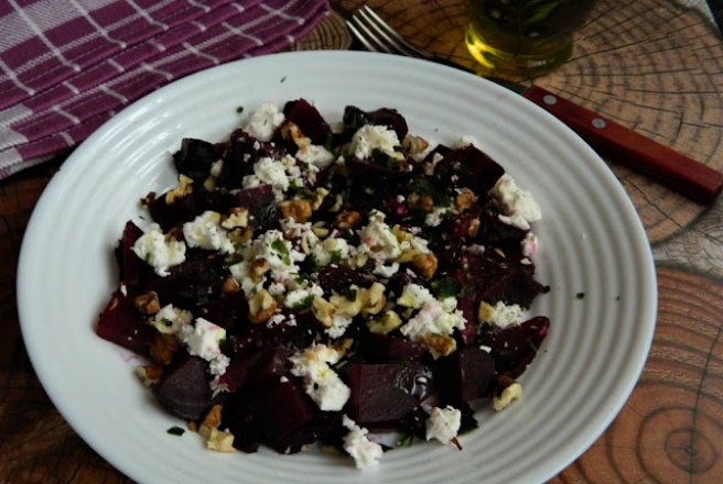 Salata de sfecla coapta cu branza de capra si nuci