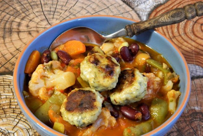 Ciorba deasa de legume, cu chiftelute de pui si branza