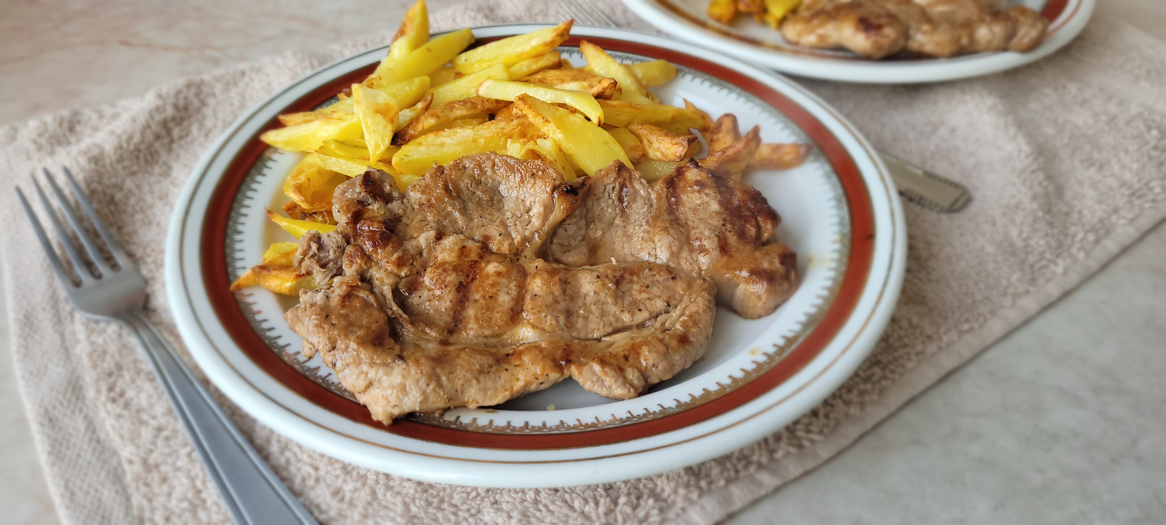 Ceafa de porc gatita in tigaie de fonta