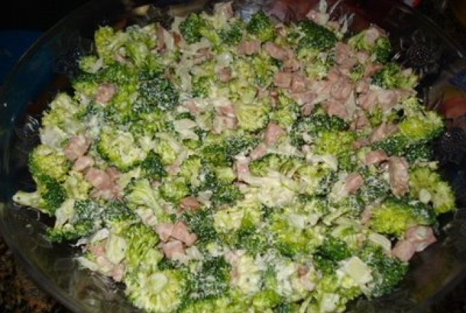 SALATA CU BROCCOLI SI SUNCA DE CURCAN