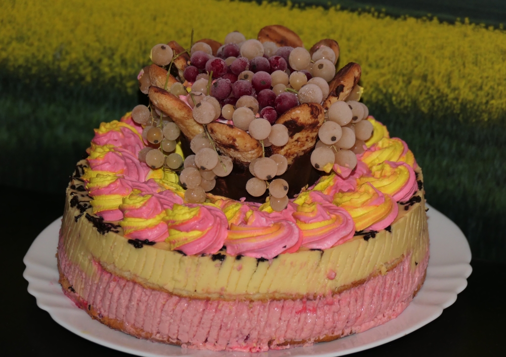Reteta de tort cu coacaze rosii si albe