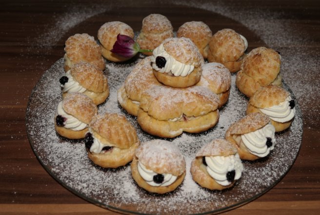 Mini choux a la creme cu vanilie, frisca si afine din dulceata, un deliciu fin si cremos