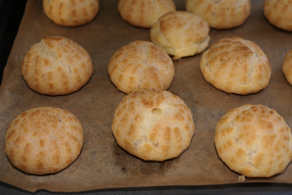 Mini choux a la creme cu vanilie, frisca si afine din dulceata, un deliciu fin si cremos