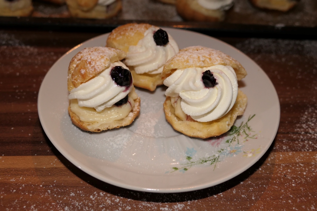 Mini choux a la creme cu vanilie, frisca si afine din dulceata, un deliciu fin si cremos