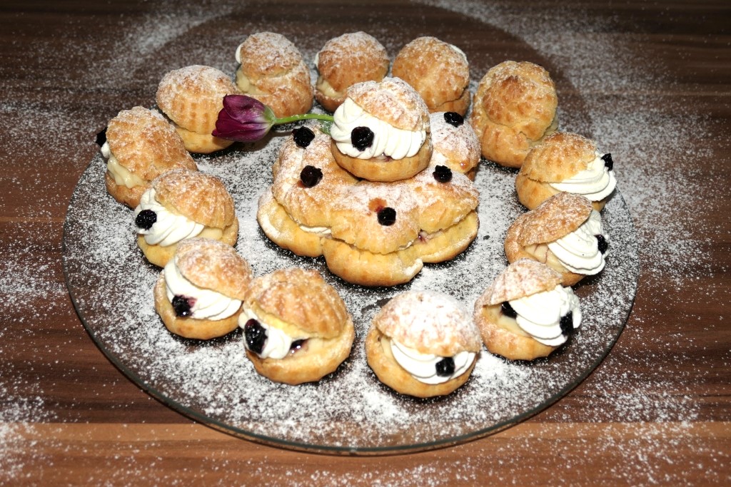 Mini choux a la creme cu vanilie, frisca si afine din dulceata, un deliciu fin si cremos