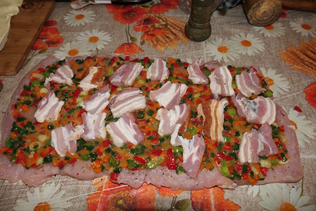 Rulada din muschi de porc cu legume si costita - Reteta savuroasa de casa