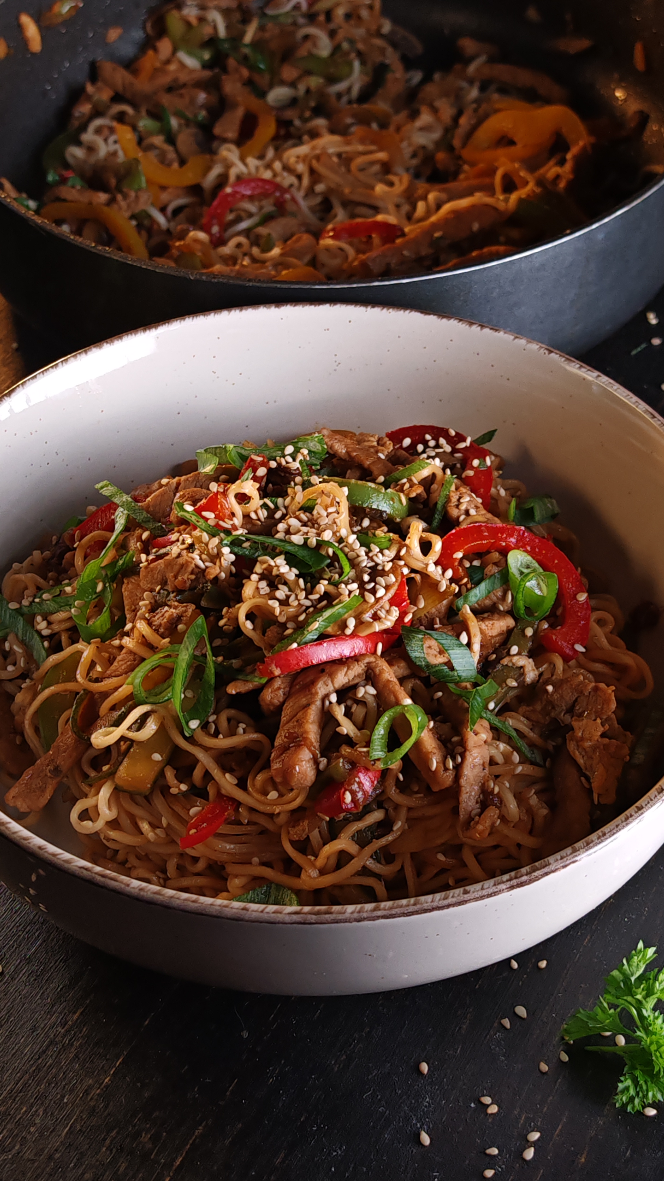 Noodles cu porc și legume – Rețeta savuroasă și rapidă