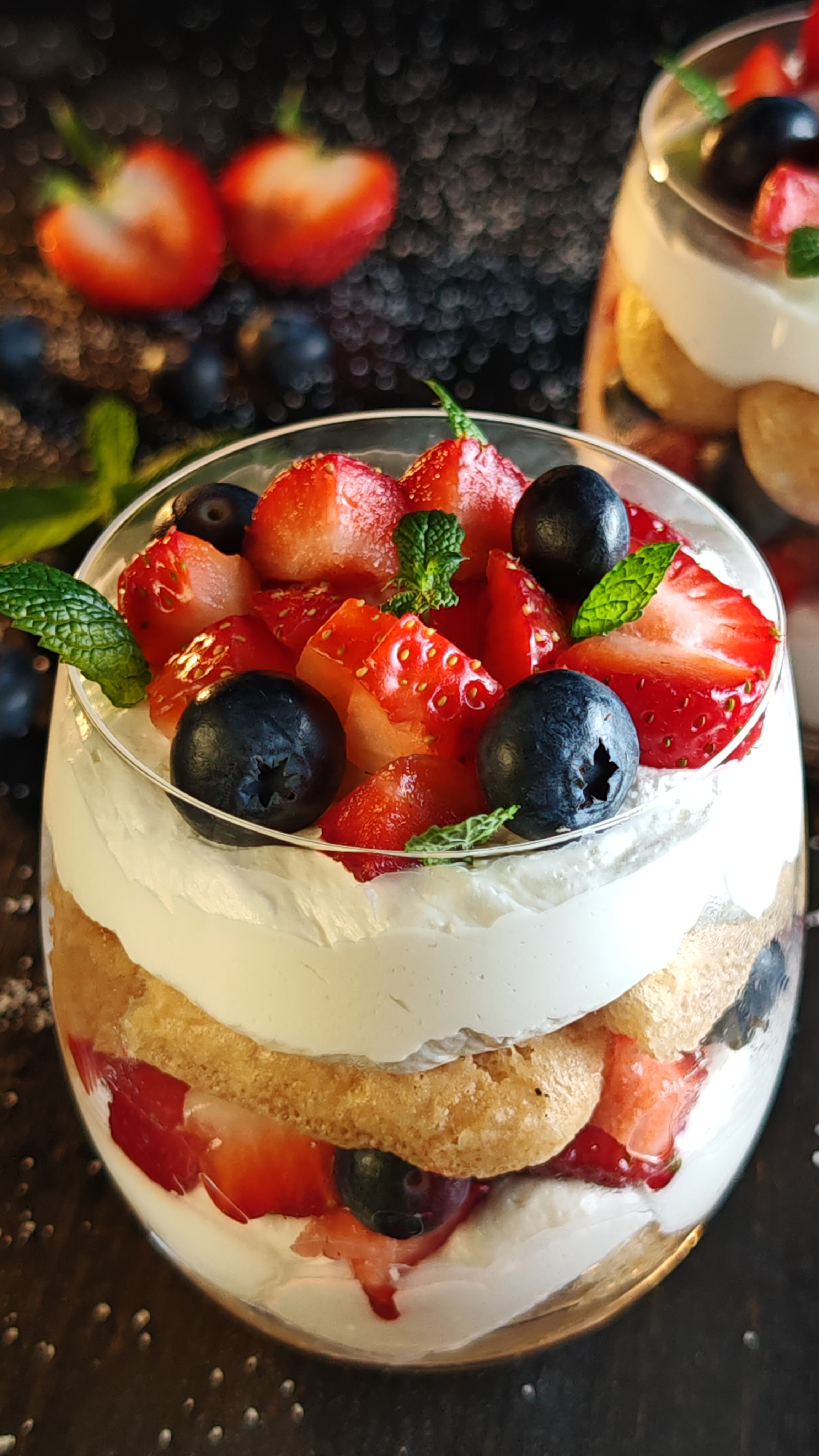 Desert la pahar cu cremă mascarpone și fructe - Ușor, rapid și delicios