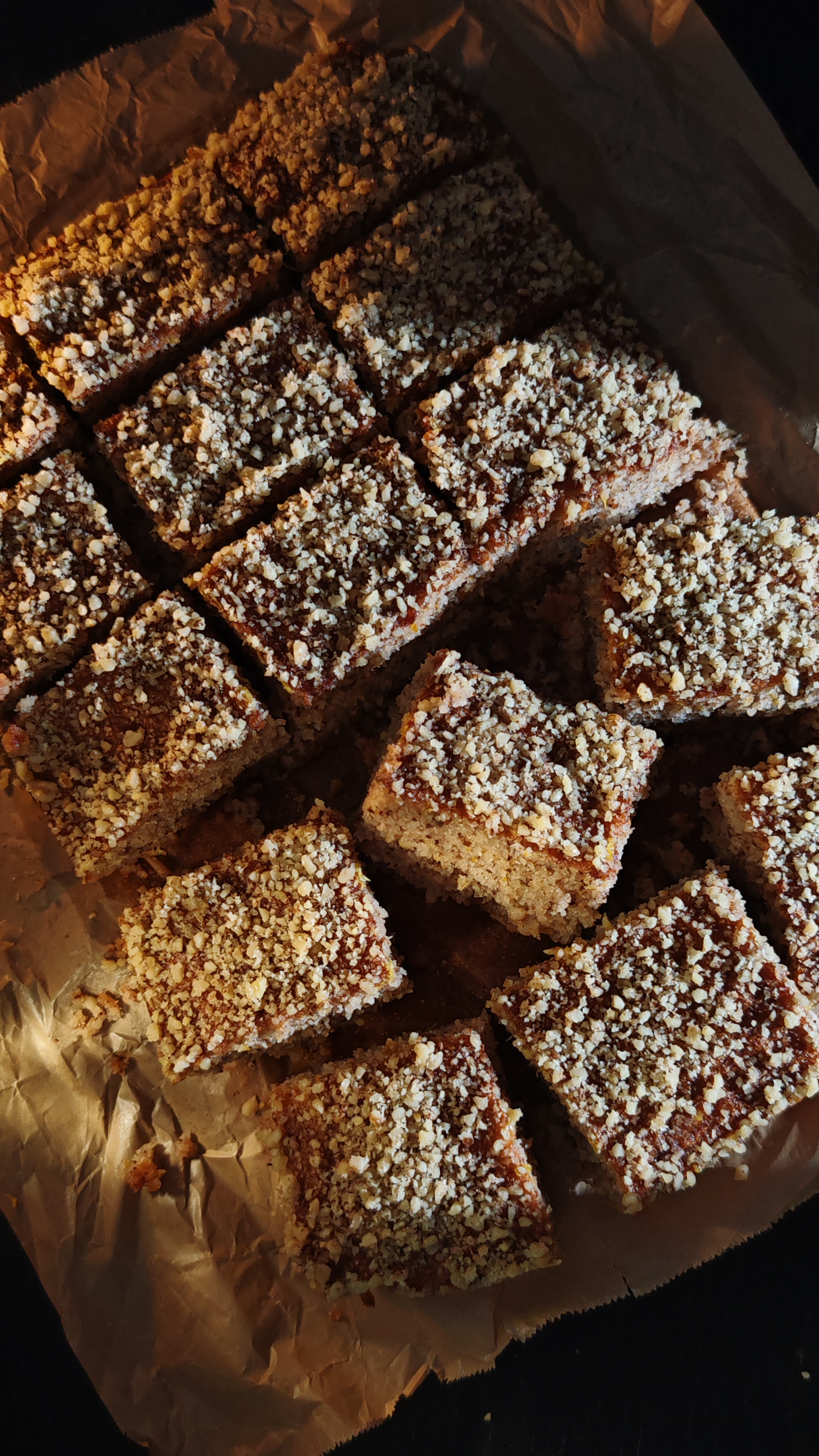 Prăjitura însiropată, cu griș și nucă - Desert pufos și aromat