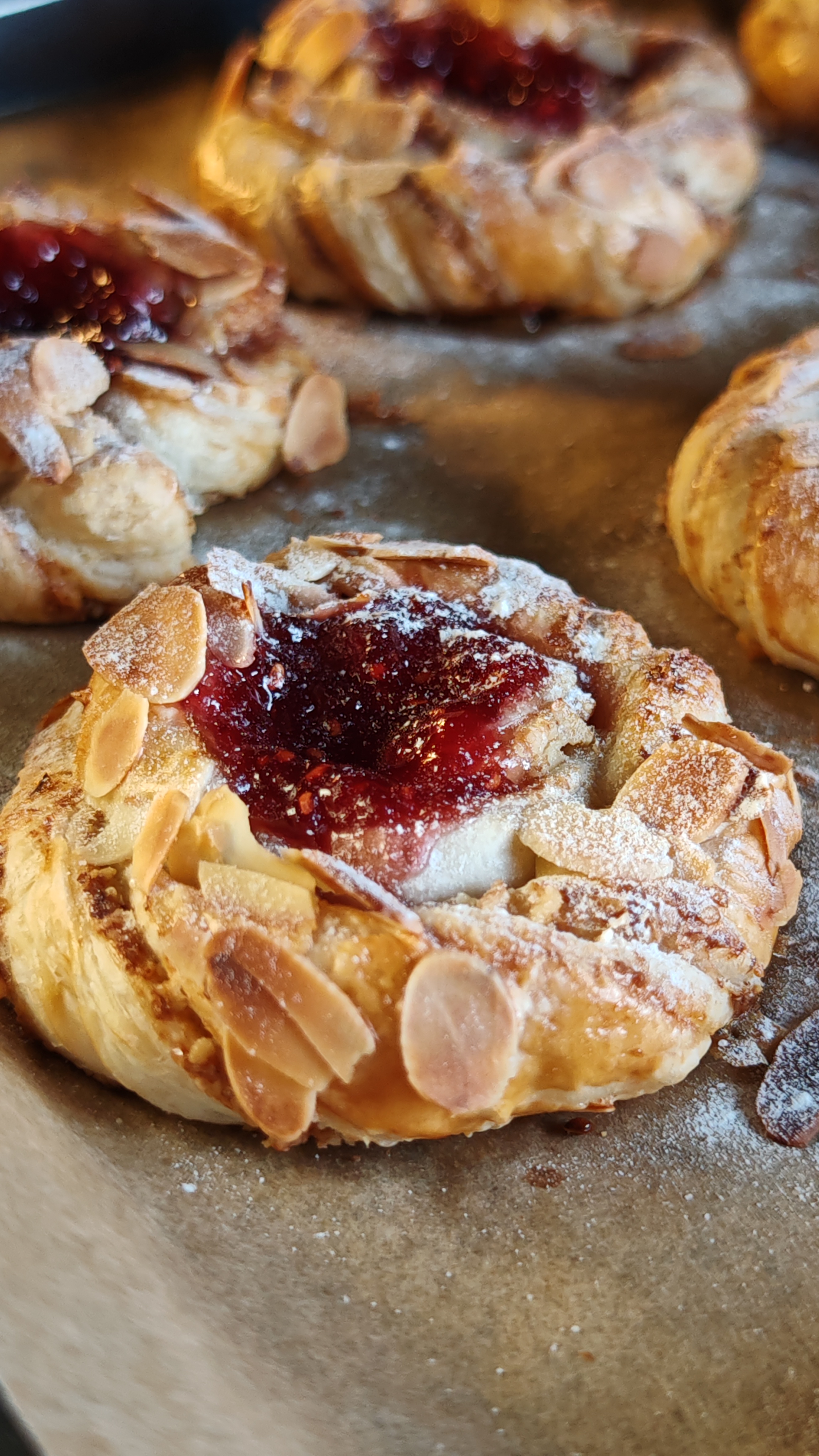 Melcișori cu nucă și gem - Desertul rapid și delicios