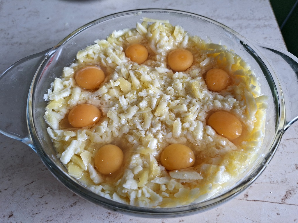 Mămăliguță în straturi, cu brânză de burduf și ouă de prepeliță