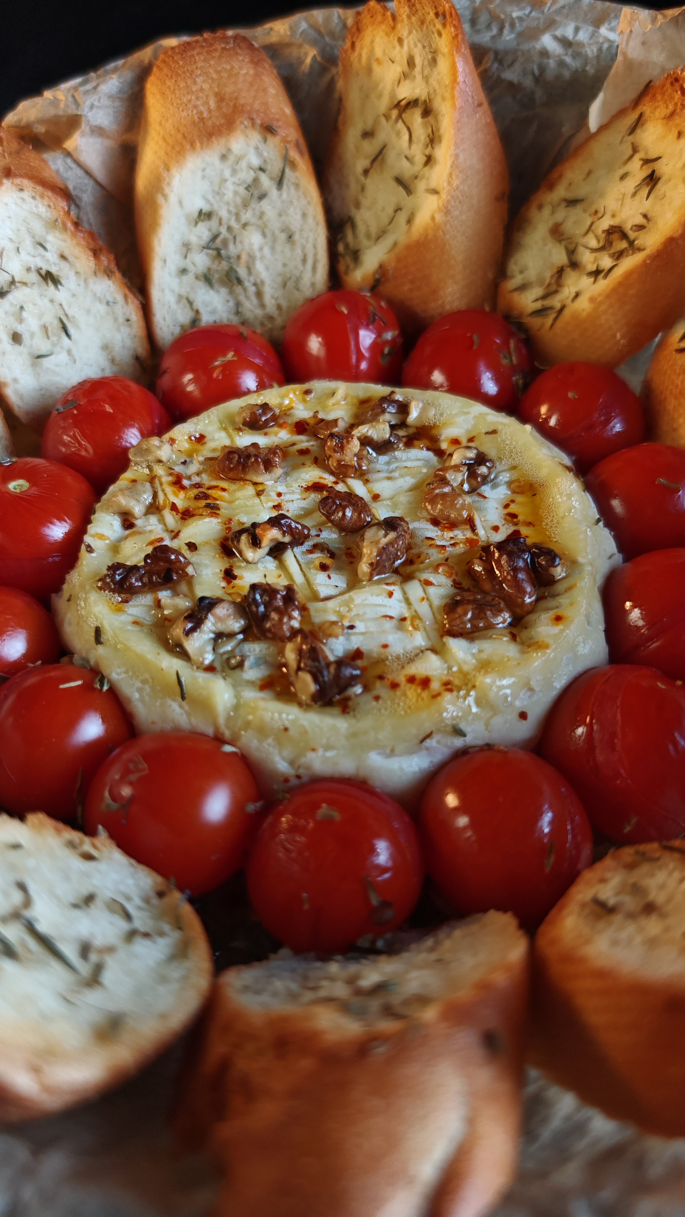 Pâine cu camembert si roșii la cuptor - Gustarea care te cucerește