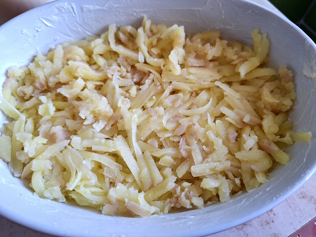 Cartofi cu brânză și ouă - Rețeta gustoasă la cuptor