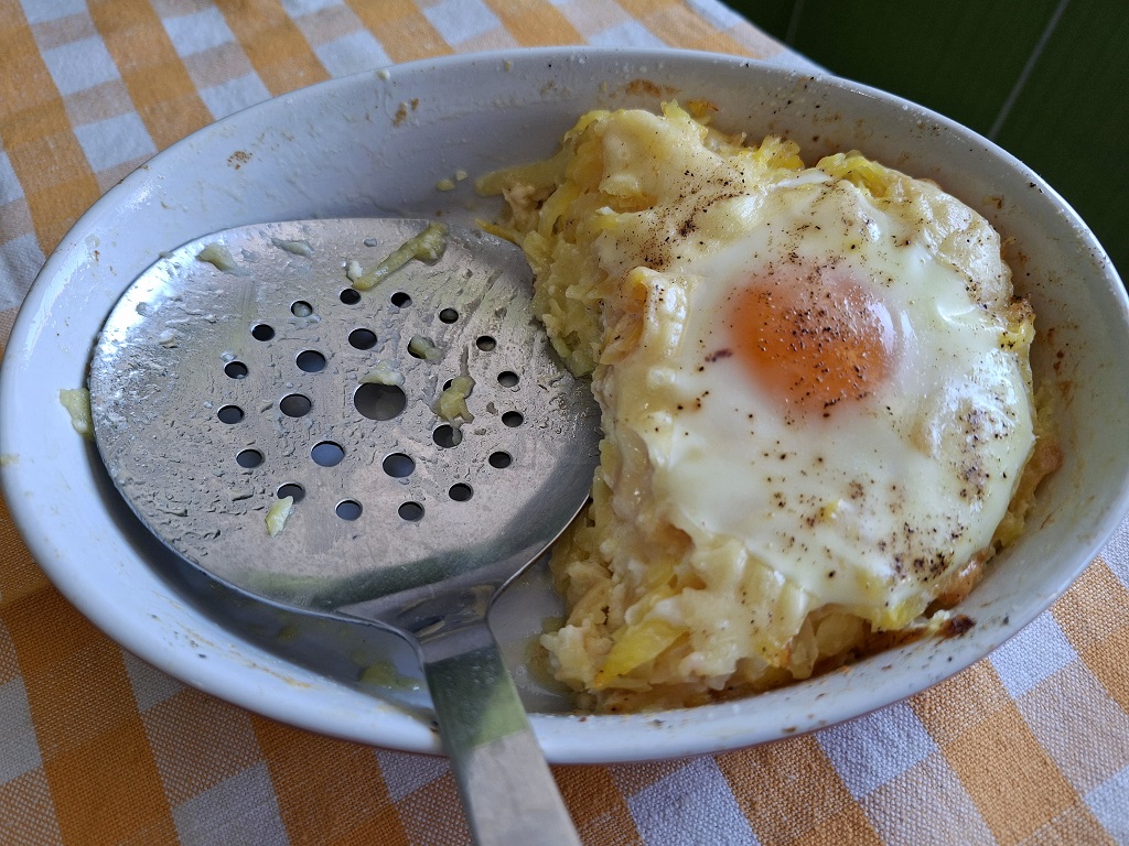 Cartofi cu brânză și ouă - Rețeta gustoasă la cuptor