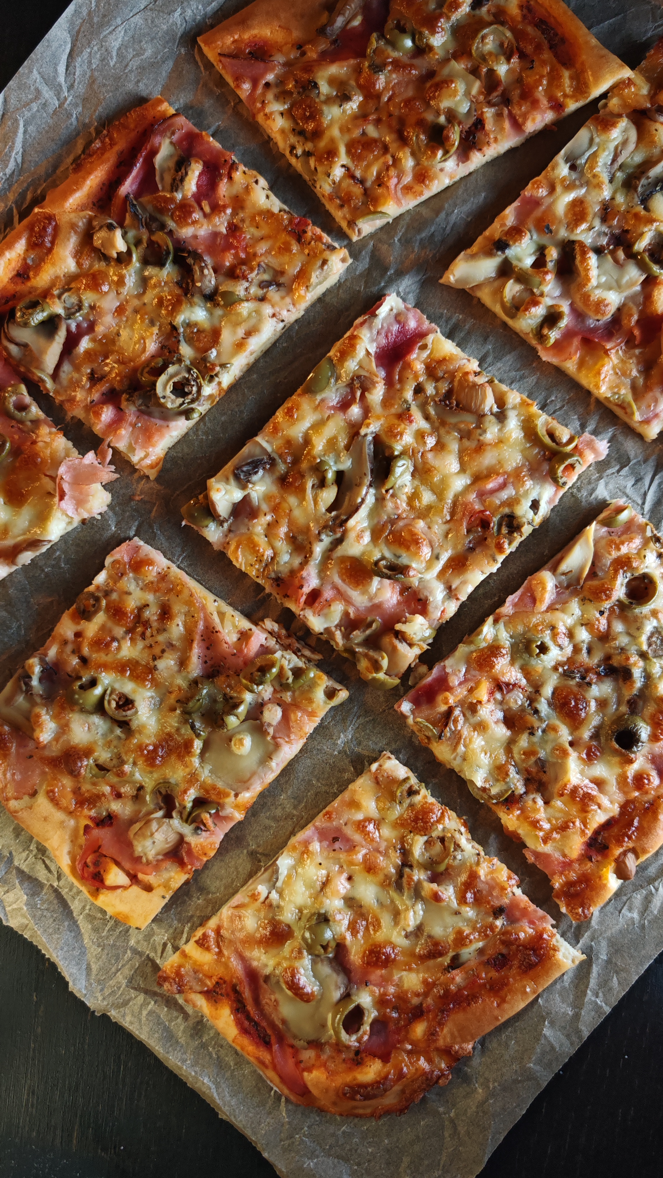 Pizza rapidă cu blat de clătite - Rapidă și delicioasă