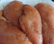 Piept de pui cu sos de ardei copti si smantana - Aromat si gustos-1
