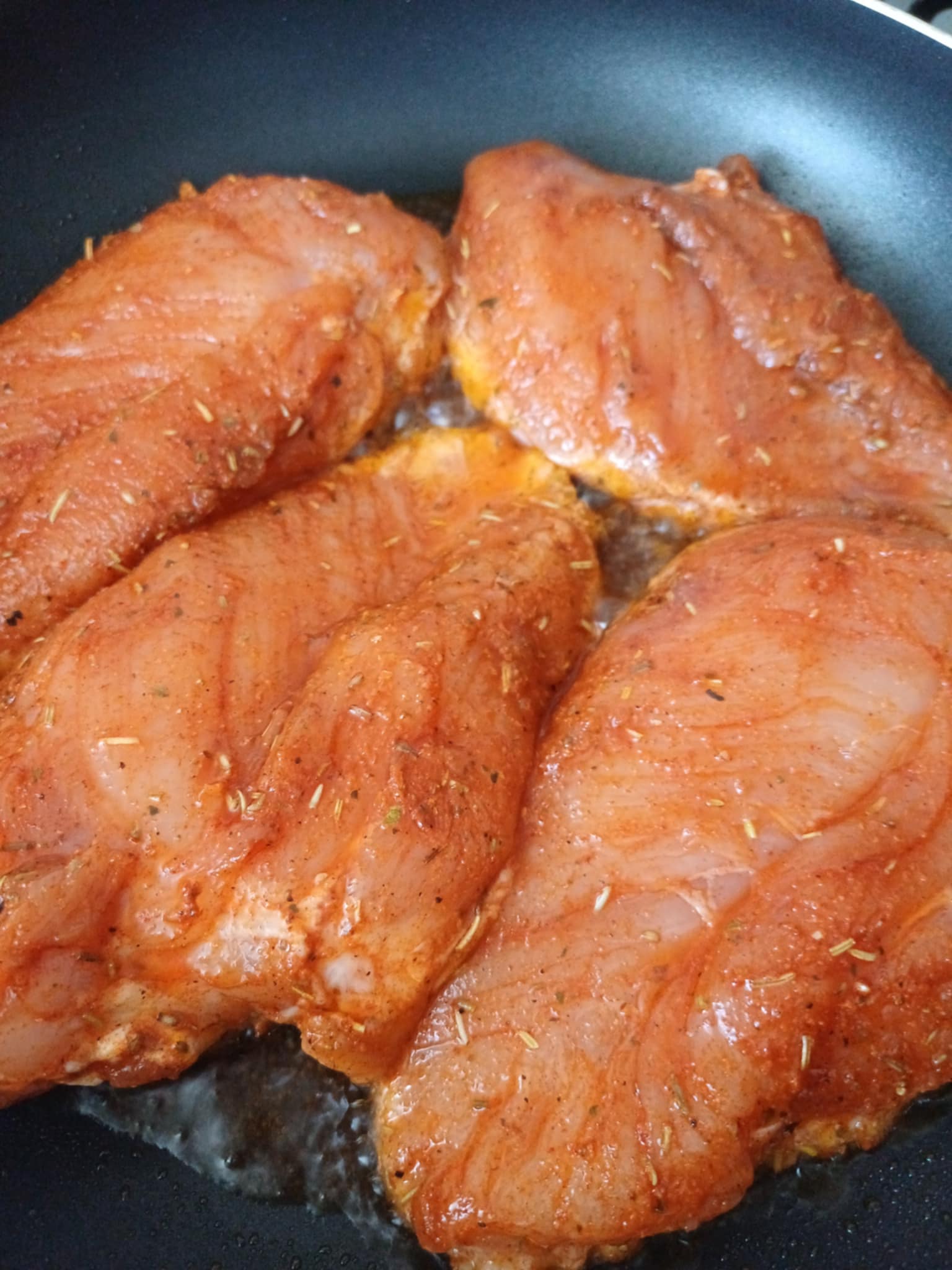 Piept de pui cu sos de ardei copti si smantana - Aromat si gustos