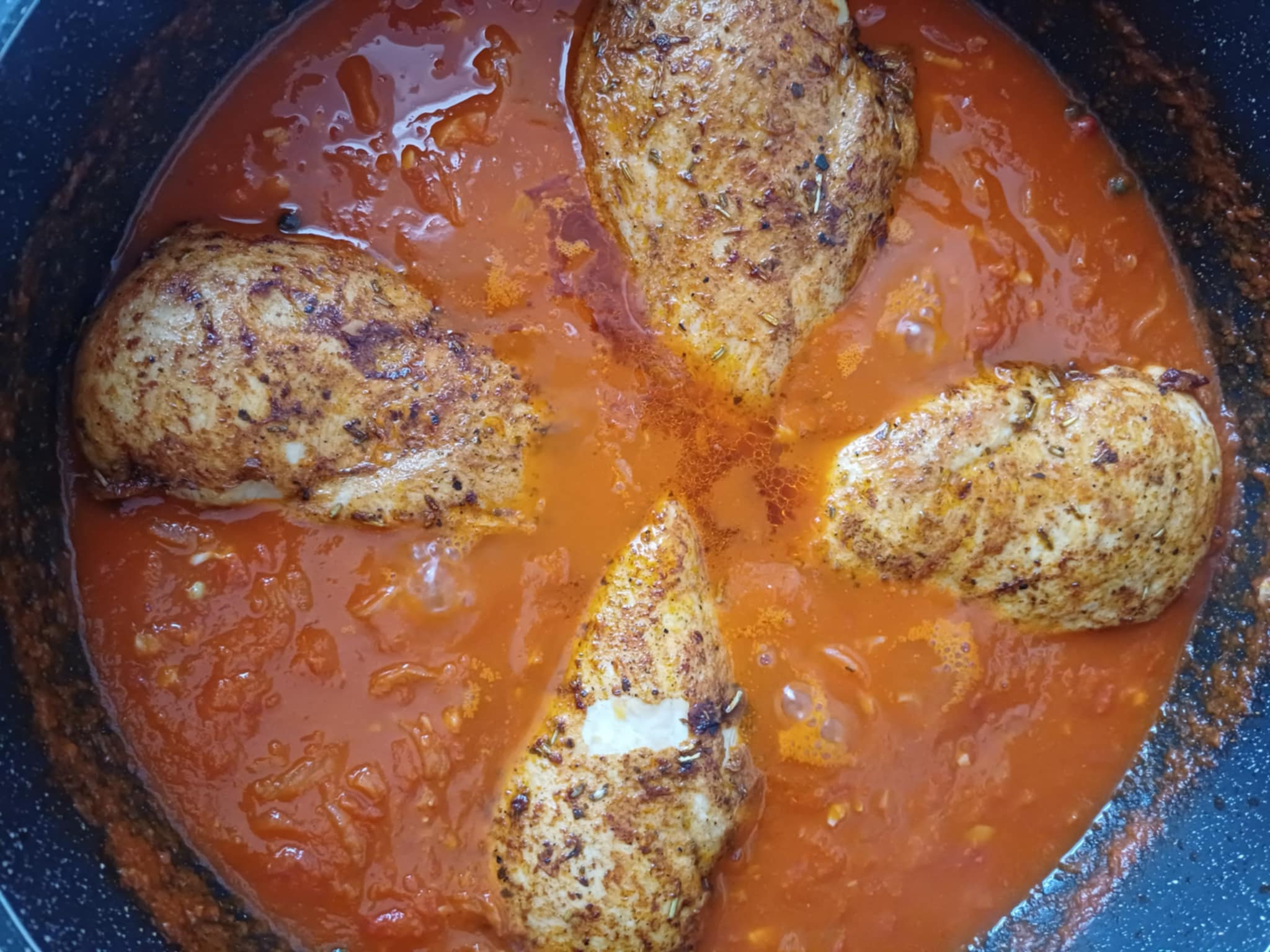 Piept de pui cu sos de ardei copti si smantana - Aromat si gustos