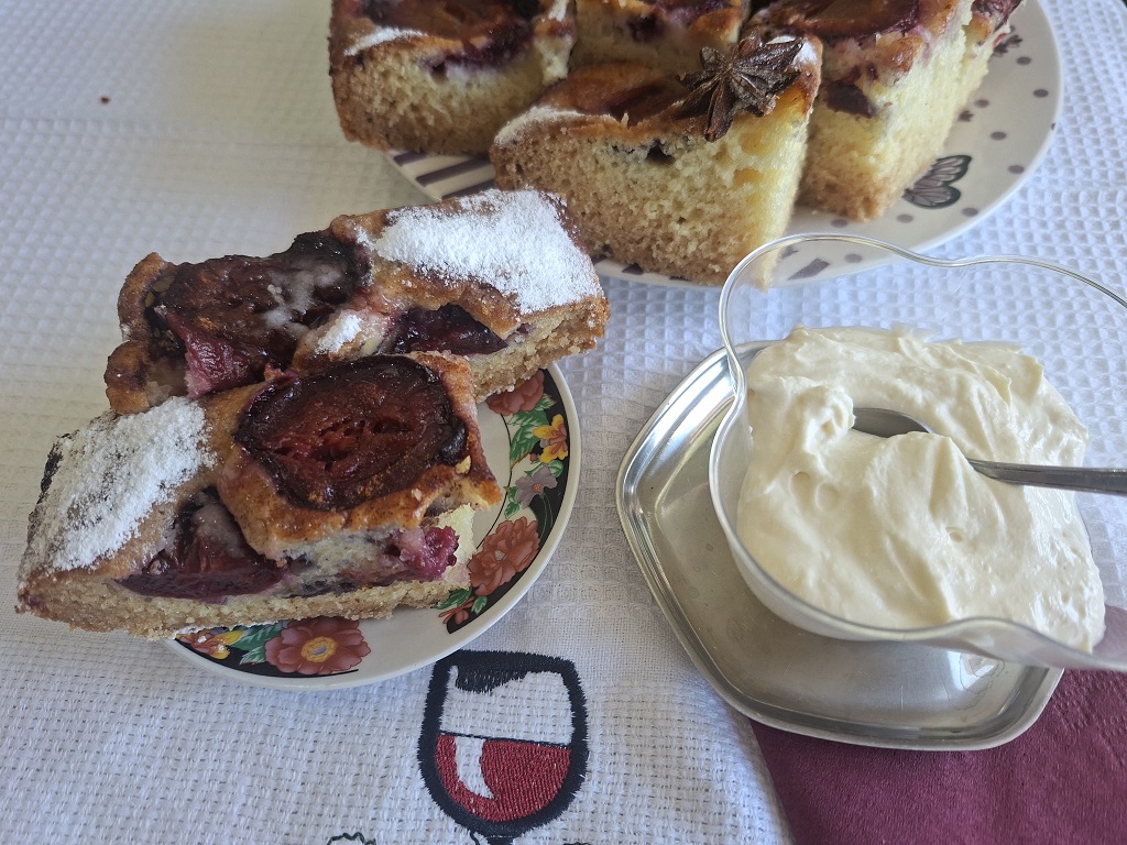 Prăjitura Cobbler cu prune și scorțișoară