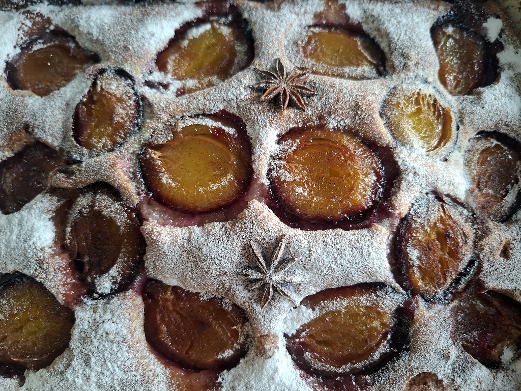 Prăjitura Cobbler cu prune și scorțișoară - Reteta gustoasa si aromata