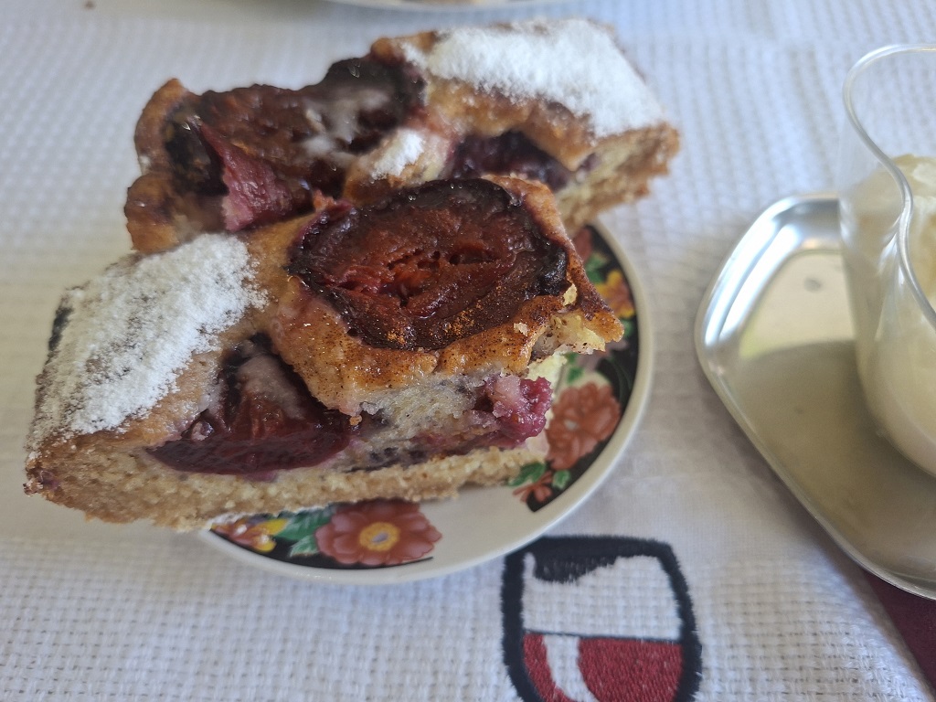 Prăjitura Cobbler cu prune și scorțișoară - Reteta gustoasa si aromata