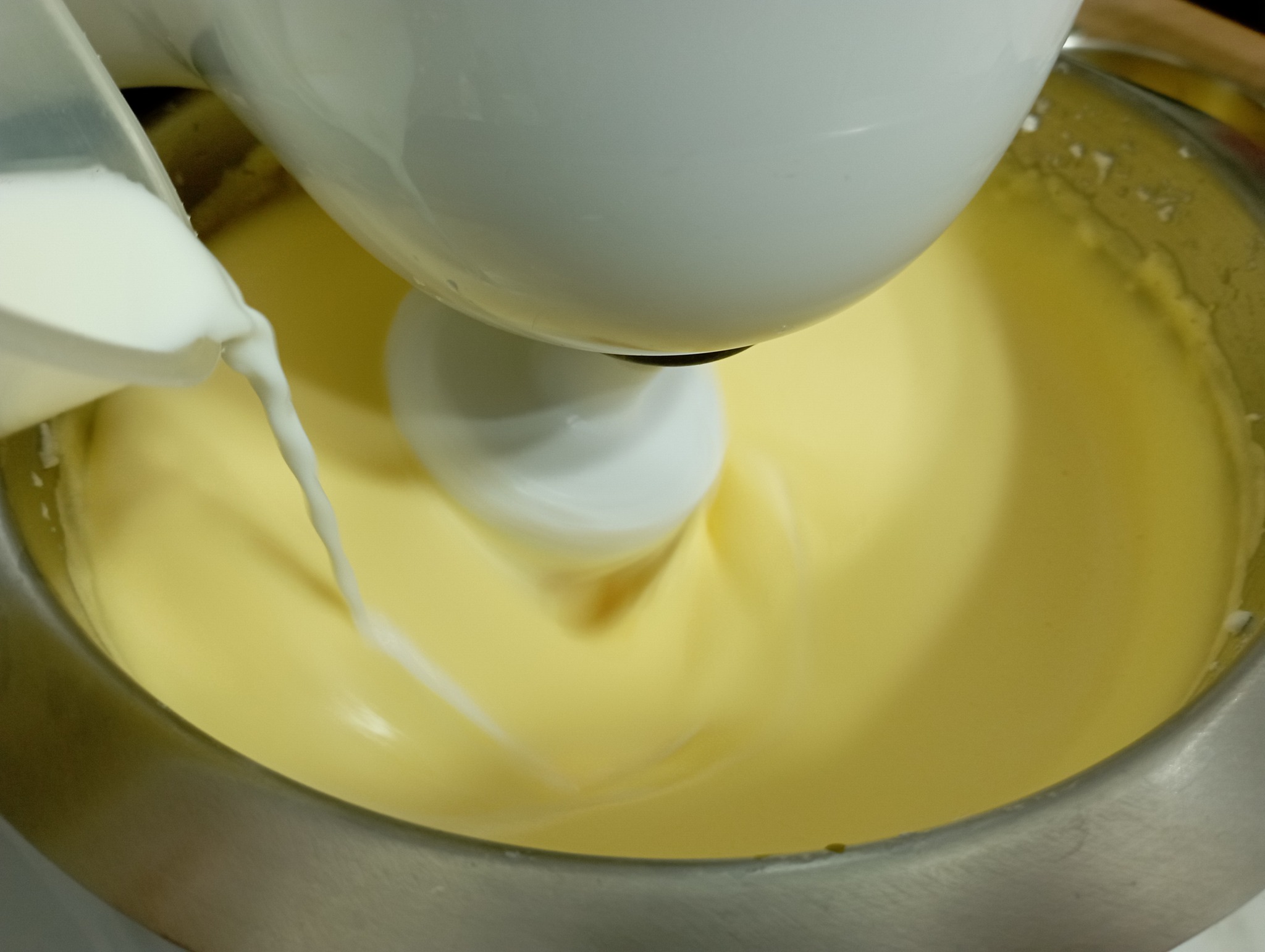 Prajitura rasturnata cu prune, pere si banane - Reteta savuroasa cu fructe