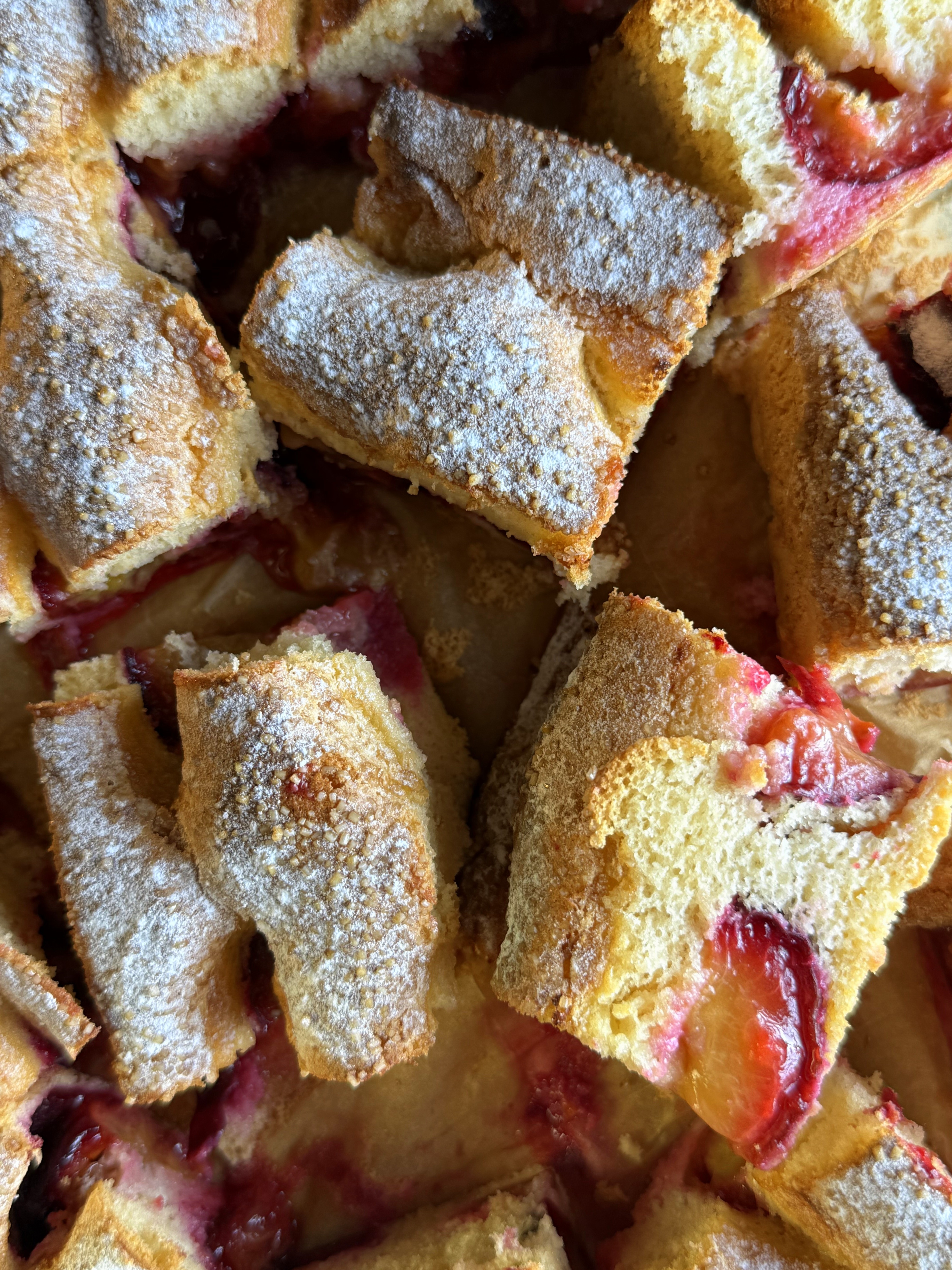 Prăjitură pufoasă cu prune - Rețeta simplă și delicioasă