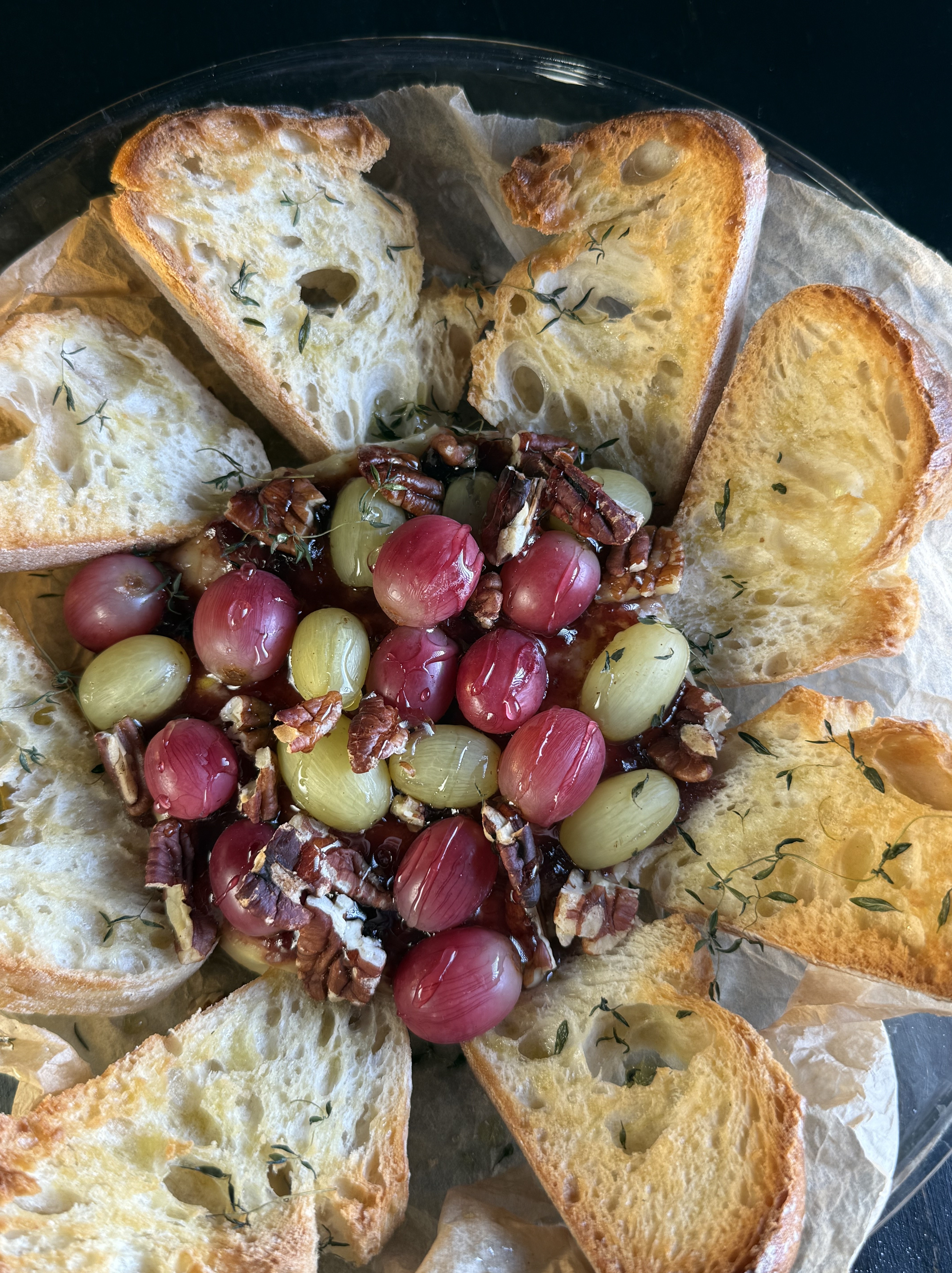 Brânză camembert cu struguri la cuptor - Aperitivul plin de savoare care te va cuceri