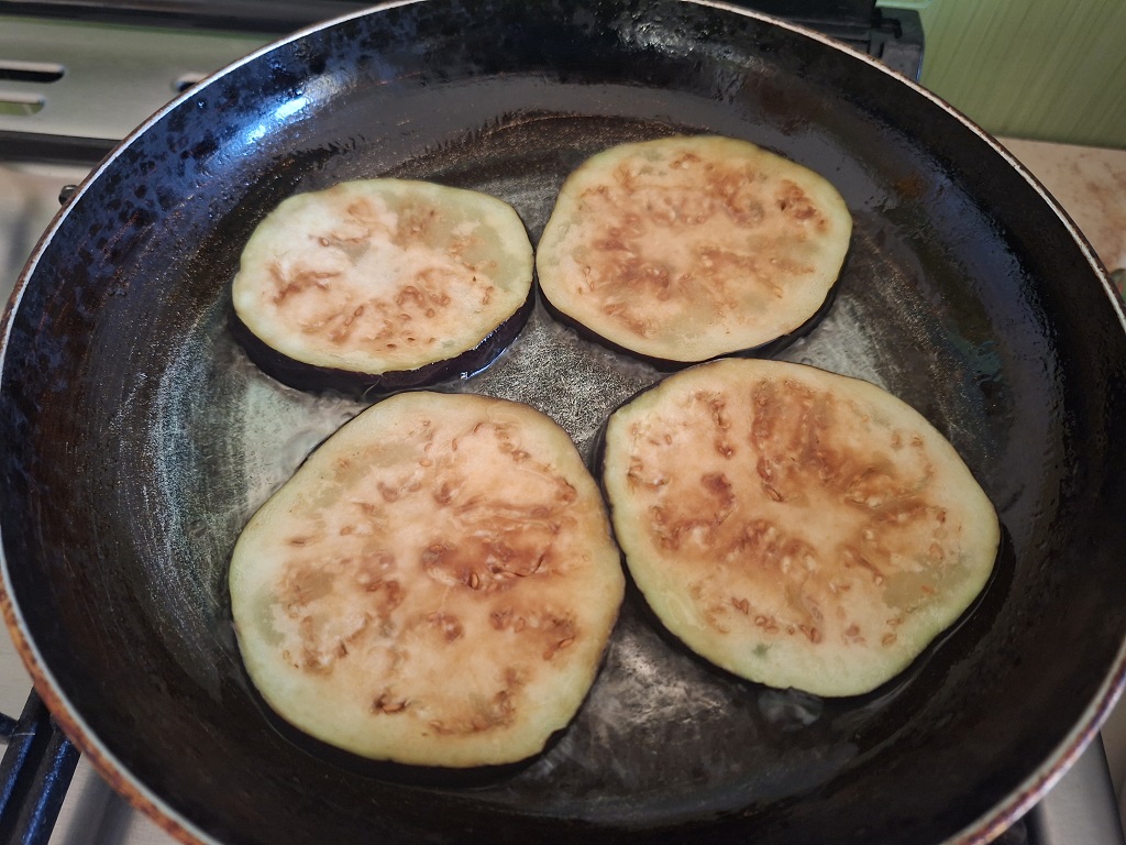 Rondele de vinete, cu sos de usturoi și smântână - Rețeta simplă și gustoasă