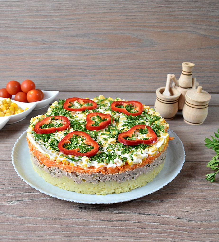 Salata in straturi cu legume si ton - Reteta savuroasa si plina de culoare