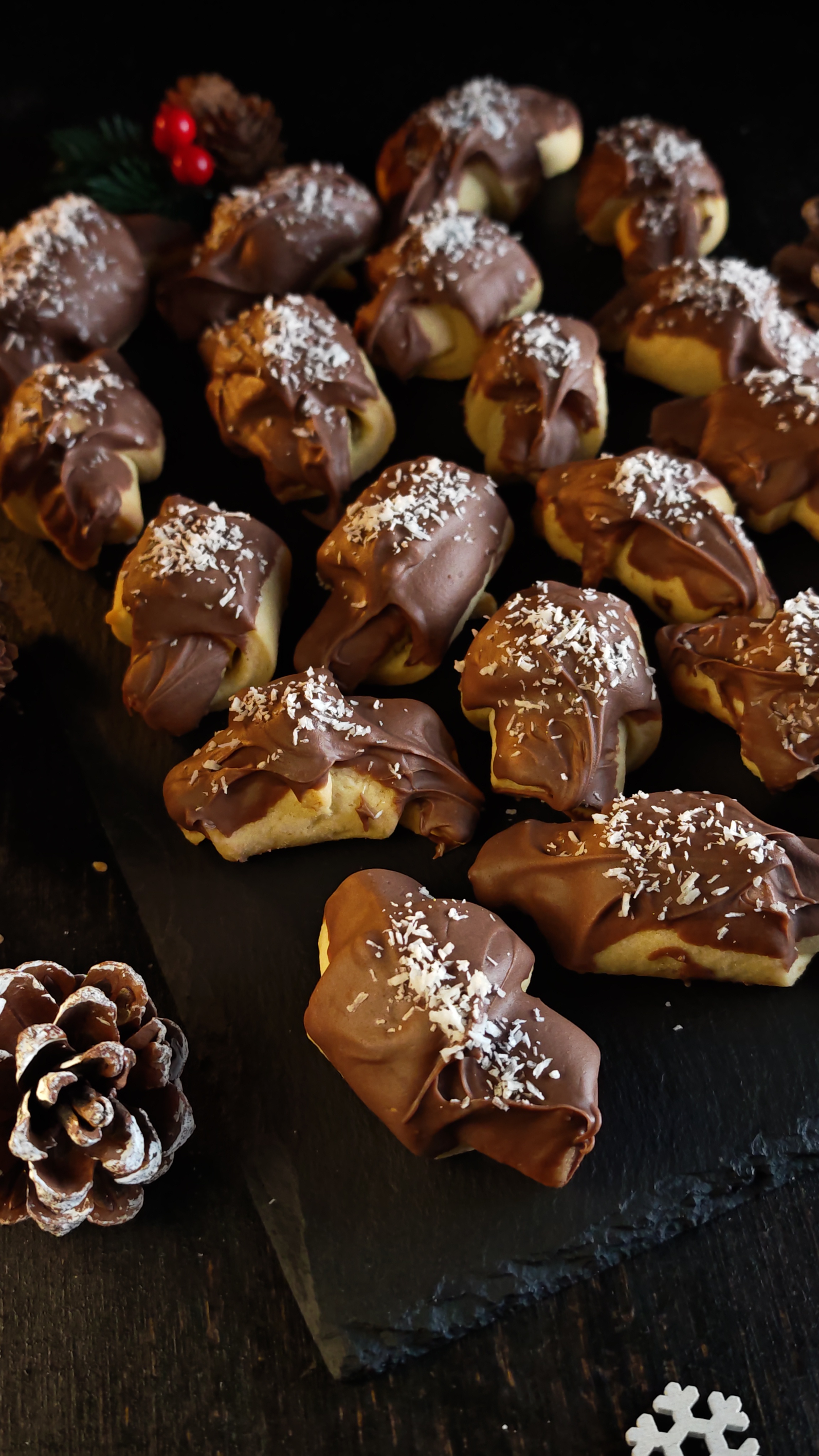 Cornulețe cu alune de pădure, cremă de fistic și ciocolată - Fragede și delicioase