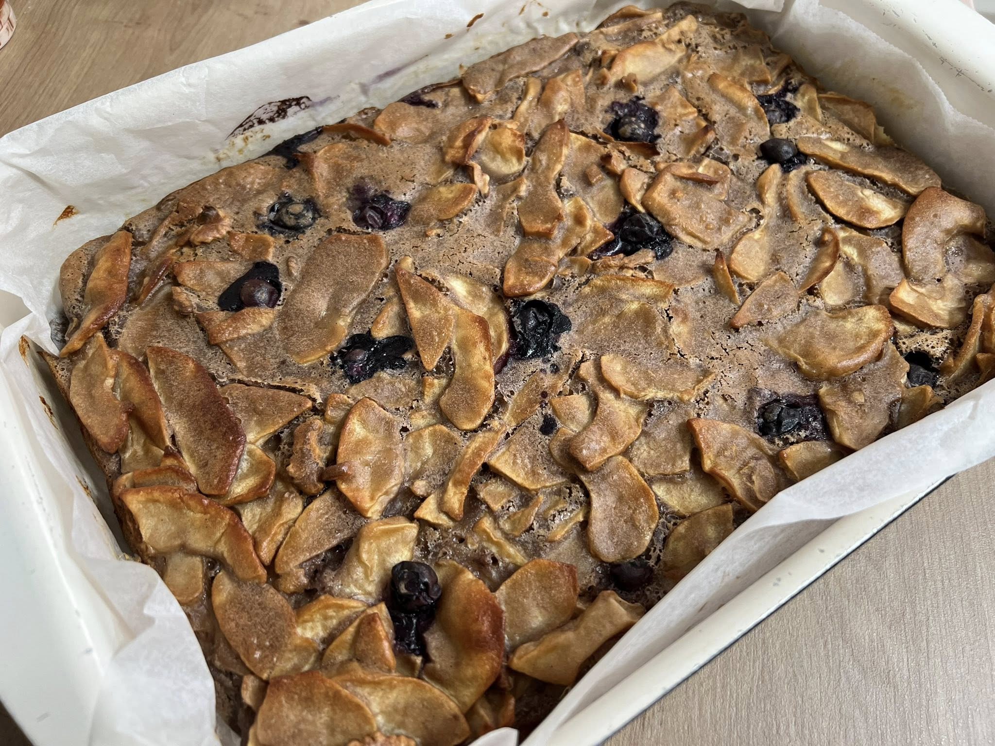 Prajitura cu mere, afine si nuci - Reteta gustoasa