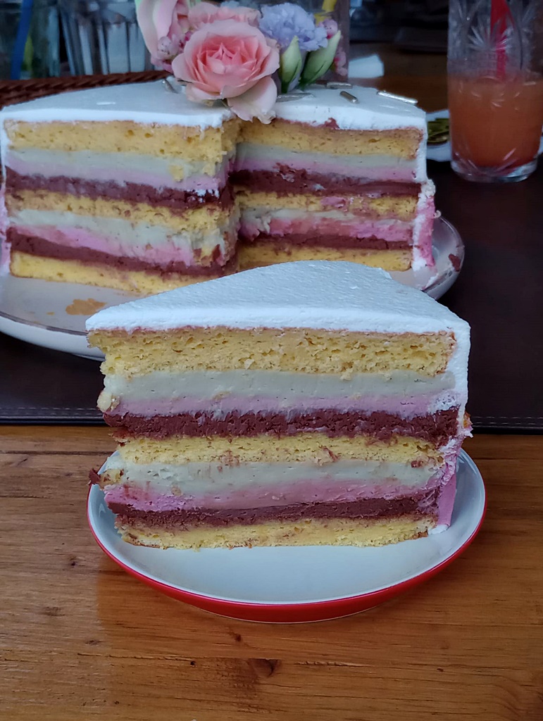 Tort cu crema de fistic, ciocolata si zmeura - Reteta delicioasa si aromata