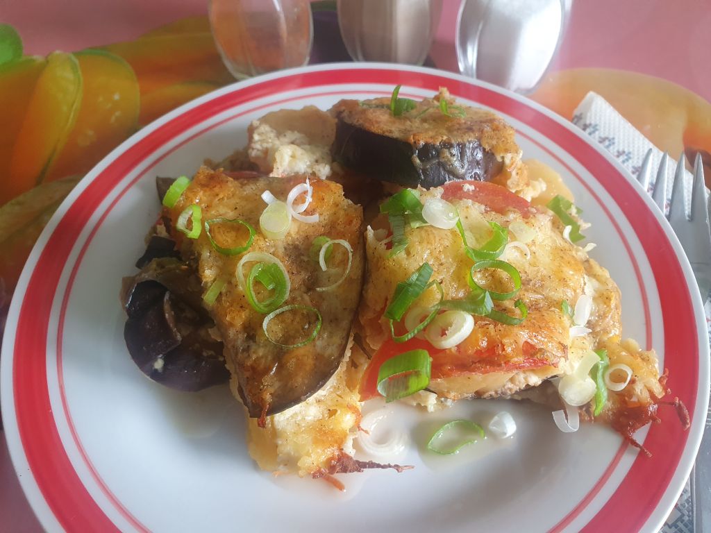 Gratin de vinete cu cartofi si cascaval – savuros si simplu de facut.